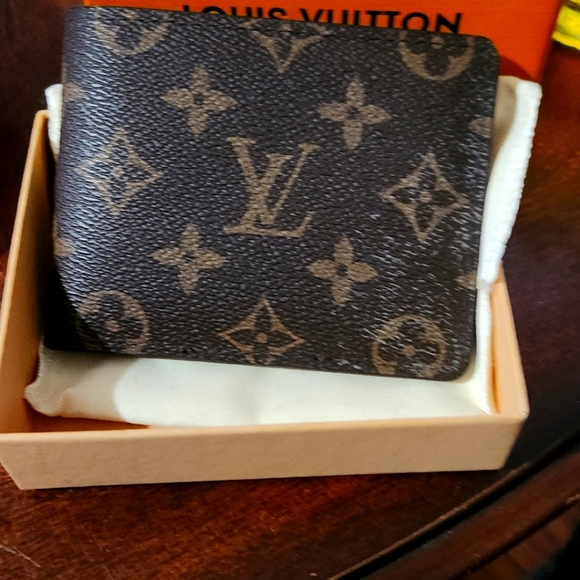 BRAND NEW!! LV MENS LEATHE WALLET! - Picture 1 of 4